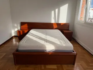 Cama de madera con colchón