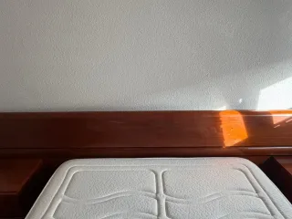 Cama de madera con colchón