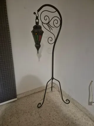 Lámpara de pie metálica con cristal