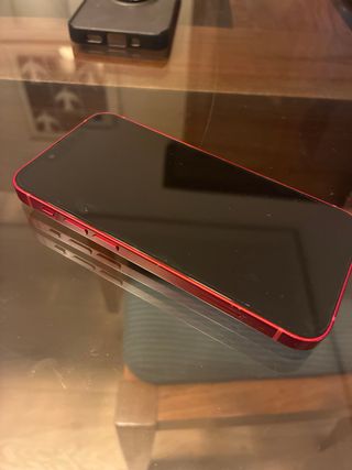 iPhone 13 mini 256GB Rojo, con fundas protectoras.