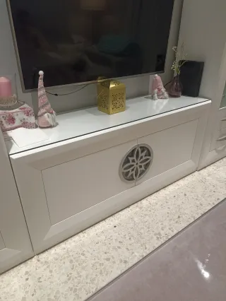 Muebles de salón blancos y dorados