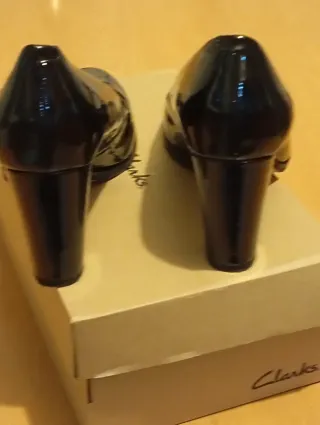 Zapatos de salón Clarks negros