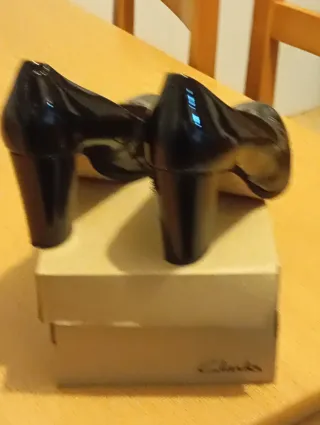 Zapatos de salón Clarks negros