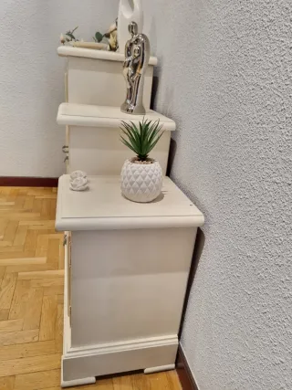 Mueble de entrada blanco con detalles