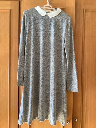Vestido Kiabi gris con cuello blanco