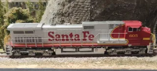 Locomotora Kato Santa Fe H0