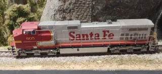 Locomotora Kato Santa Fe H0