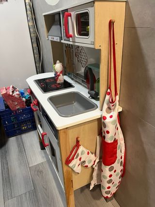 Cocinita de juguete con accesorios