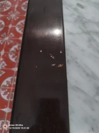 Mesa de madera con tapa de mármol