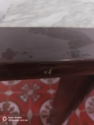 Mesa de madera con tapa de mármol