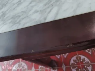 Mesa de madera con tapa de mármol