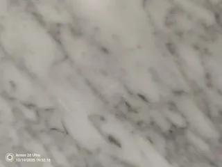 Mesa de madera con tapa de mármol