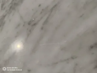 Mesa de madera con tapa de mármol