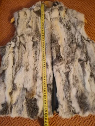 Chaleco de pelo blanco y gris