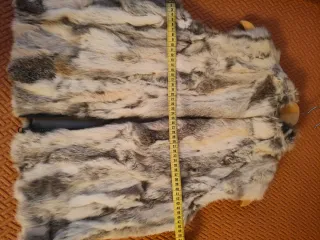 Chaleco de pelo blanco y gris