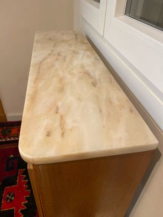 Cubre radiador de mármol y madera