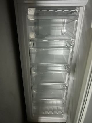 Congelatore verticale Ártica con vari cassetti