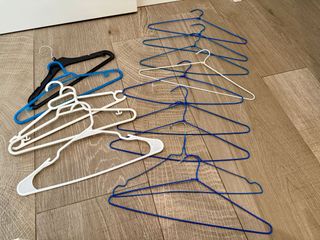 14 Perchas Plástico y Metal