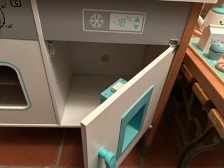 Cocinita de madera con accesorios