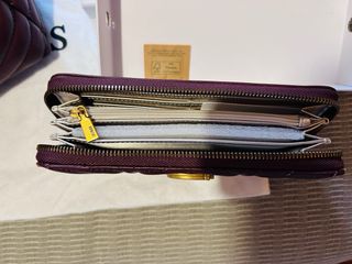 Bolso y Cartera Guess color bourdeos