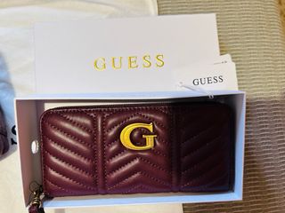 Bolso y Cartera Guess color bourdeos
