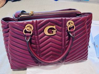 Bolso y Cartera Guess color bourdeos