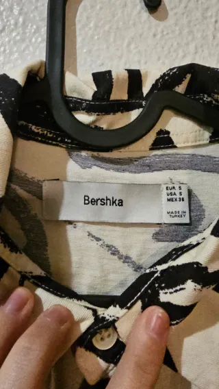 Camisa Bershka Beige y Negra Estampada