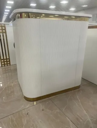 Mostrador blanco con detalles dorados