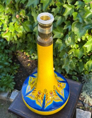 ANTIGUA LÁMPARA SELLADA DE LOZA AMARILLA ESMALTADA