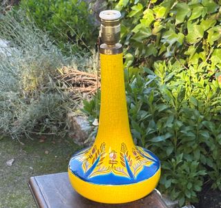 ANTIGUA LÁMPARA SELLADA DE LOZA AMARILLA ESMALTADA