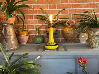 ANTIGUA LÁMPARA SELLADA DE LOZA AMARILLA ESMALTADA