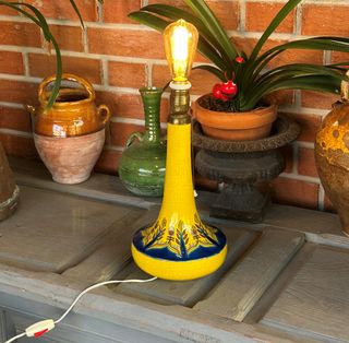 ANTIGUA LÁMPARA SELLADA DE LOZA AMARILLA ESMALTADA