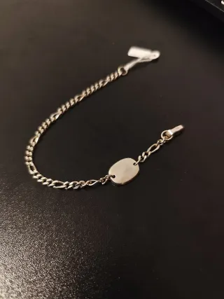 Pulsera Figaro de plata con Placa Ovalada