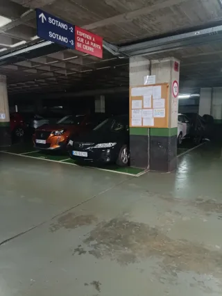 Parking biblioteca Miquel Martí Pol. Planta baja.