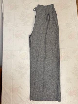 Pantalón gris formal con botón