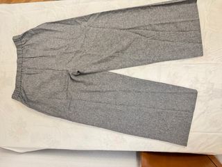 Pantalón gris formal con botón