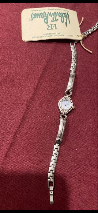 Reloj Valentino Ramos esfera blanca pulsera metal.