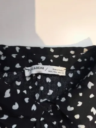 Vestido negro con estampado de corazones