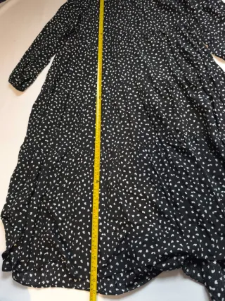 Vestido negro con estampado de corazones