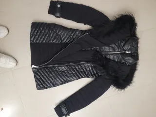 Abrigo Guess Negro con Capucha y Pelo.