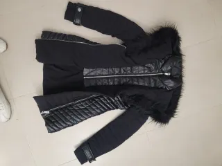 Abrigo Guess Negro con Capucha y Pelo.