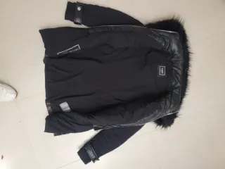 Abrigo Guess Negro con Capucha y Pelo.