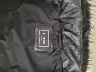 Abrigo Guess Negro con Capucha y Pelo.