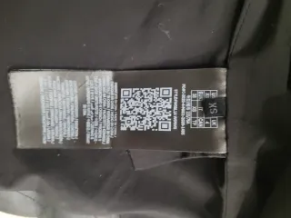 Abrigo Guess Negro con Capucha y Pelo.