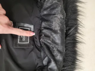 Abrigo Guess Negro con Capucha y Pelo.