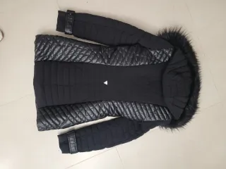 Abrigo Guess Negro con Capucha y Pelo.