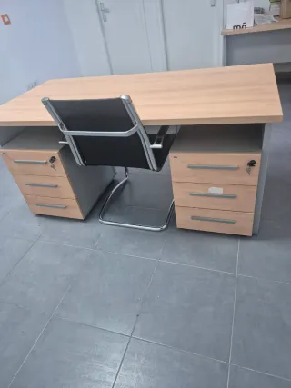 2 escritorios con sillas