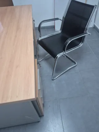 2 escritorios con sillas