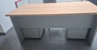 2 escritorios con sillas