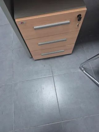 2 escritorios con sillas